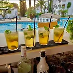 Oasis Cala'n Porter Con Piscinas Y Junto La Playa.