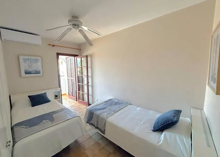 Oasis Cala'n Porter Con Piscinas Y Junto La Playa. Cala En Porter (Menorca)